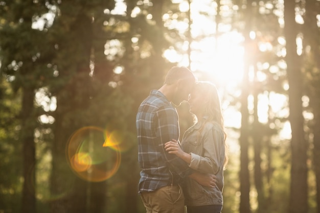 Heureux couple embrassant et sur le point d&#39;embrasser