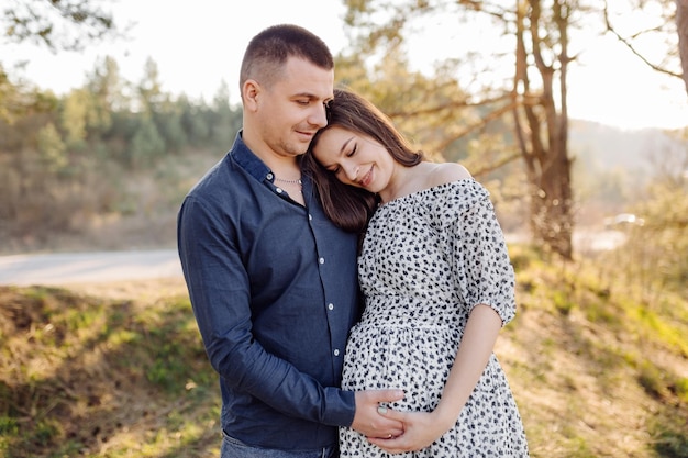 Heureux couple enceinte dans la nature