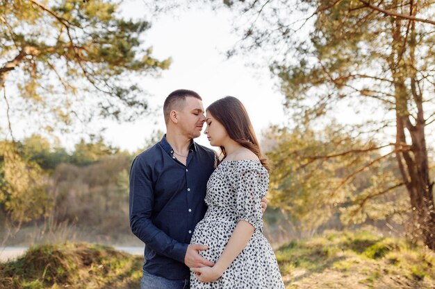 Heureux couple enceinte dans la nature