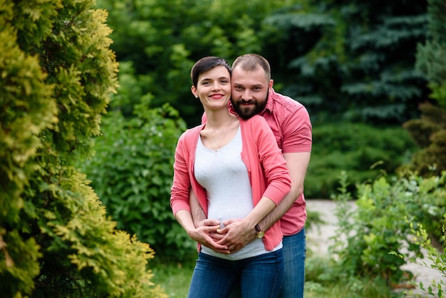 Heureux couple enceinte dans la nature