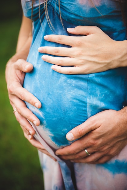 Heureux Couple enceinte dans le parc de l'été