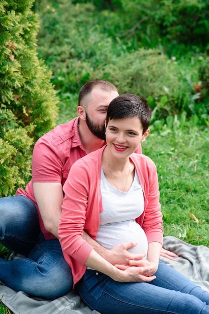 Heureux couple enceinte à l'extérieur.