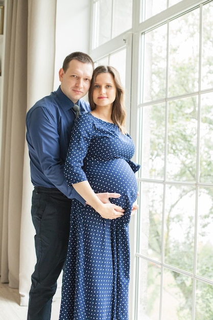 heureux couple enceinte à la maison