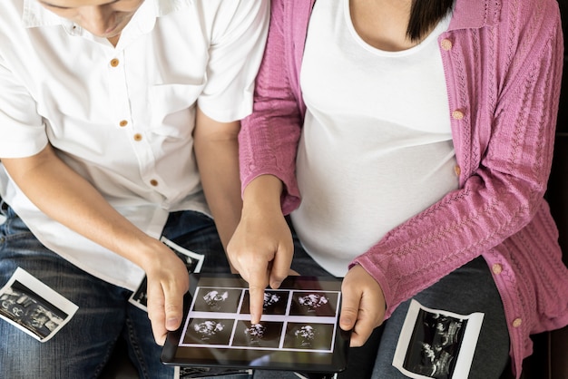 Heureux couple enceinte de mari et femme.