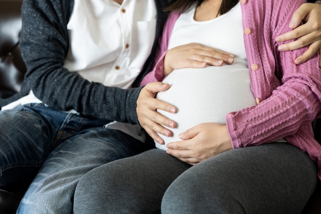 Heureux couple enceinte de mari et femme.