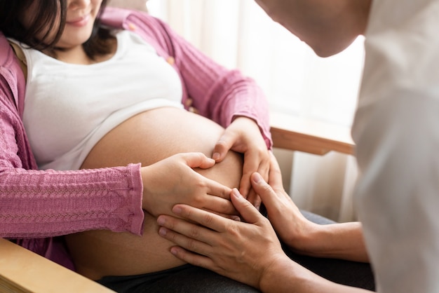 Heureux couple enceinte de mari et femme.