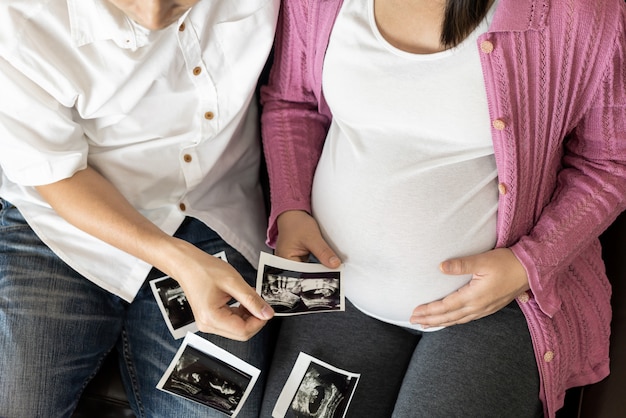 Heureux couple enceinte de mari et femme.