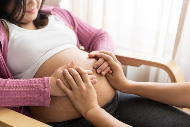 Heureux couple enceinte de mari et femme.