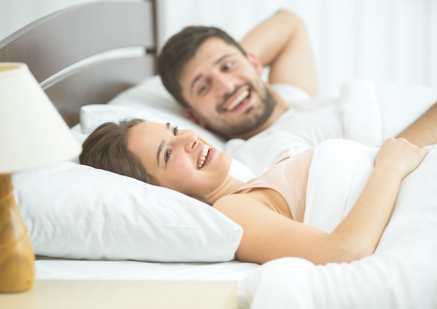 L'heureux couple était allongé dans le lit confortable