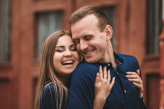 Heureux Couple étreignant Et Souriant. Portrait D'un Gars Et D'une Fille Avec Un Sourire Sur Leurs Visages.