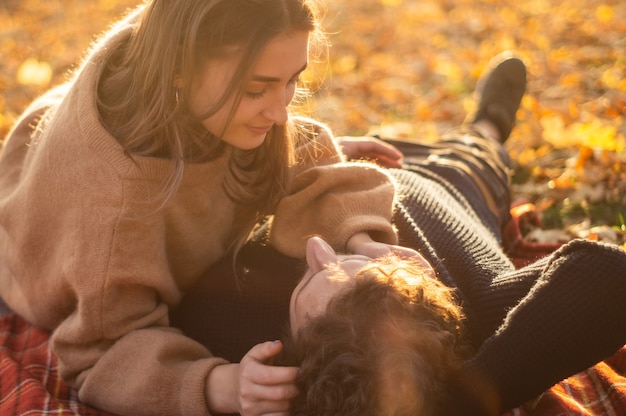 Heureux couple à l'extérieur. Portrait en plein air de couple romantique amoureux