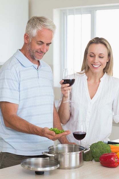 Heureux couple faisant un dîner ensemble