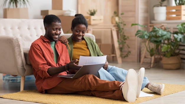 Heureux couple faisant des plans pour rénover la maison