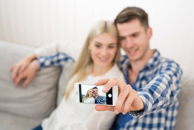 L'heureux couple fait un selfiej