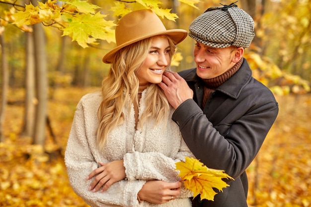 Heureux couple de famille caucasien profiter d'être dans la nature d'automne