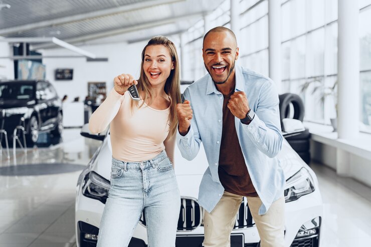 Photo heureux couple ou famille excité achetant une nouvelle voiture et montrant les clés