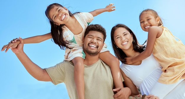 Photo heureux couple de famille avec des filles et un ciel bleu pendant les vacances d'été en plein air en asie heureuse mère asiatique père et enfants avec du plaisir à jouer au soleil et passer du temps de qualité ensemble