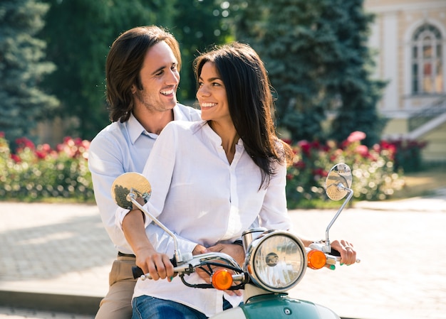 Heureux couple flirtant sur scooter