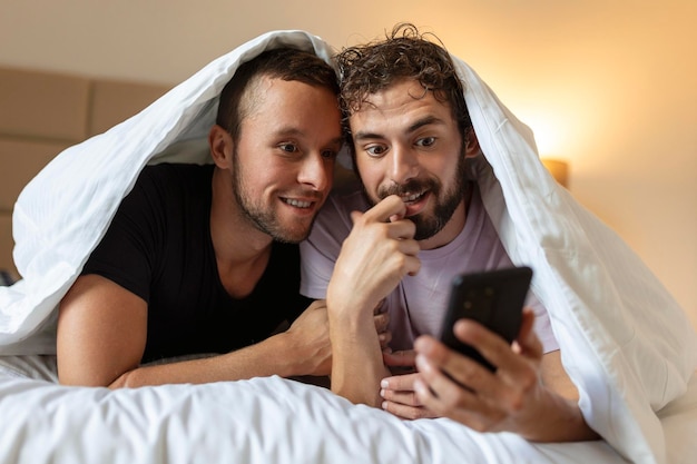 Heureux couple gay ayant des moments tendres dans la chambre Relation d'amour homosexuelle et concept d'égalité des sexes