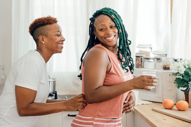 Heureux couple gay dans la cuisine