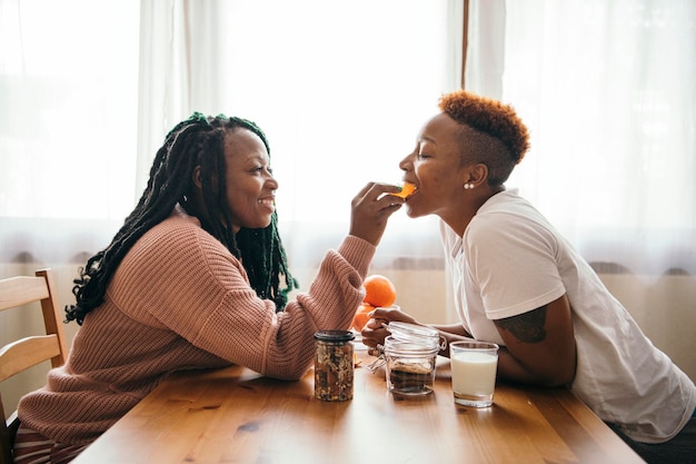 Heureux couple gay prenant son petit déjeuner