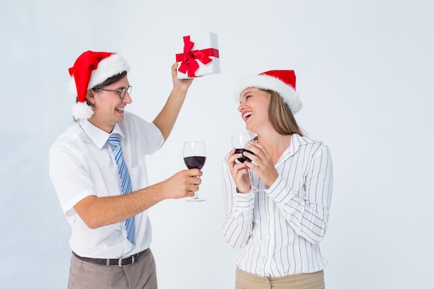 Heureux couple geek hipster, boire du vin rouge