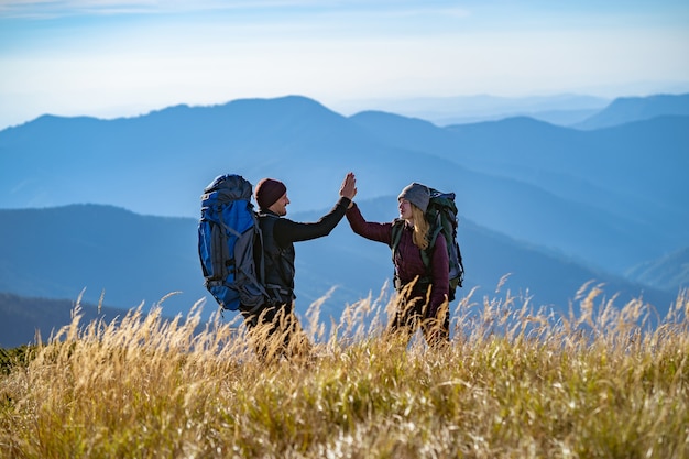 L'heureux couple gesticulant sur la montagne