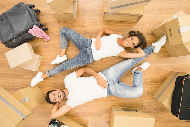 L'heureux couple gisait sur le parquet. vue d'en-haut