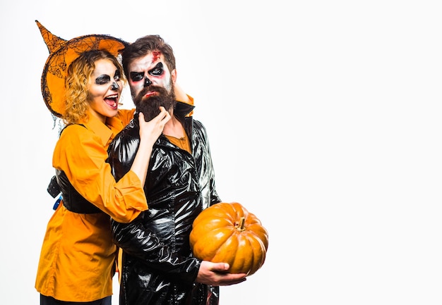 Photo heureux couple gothique en costume d'halloween affiche d'halloween ou carte de voeux concept de personnes halloween