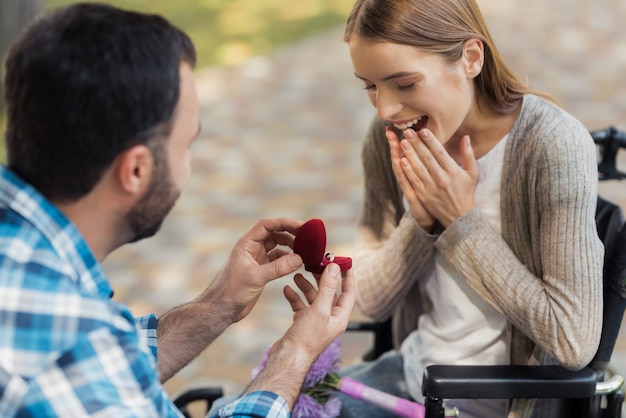 Photo heureux couple handicapé sur date dans le parc