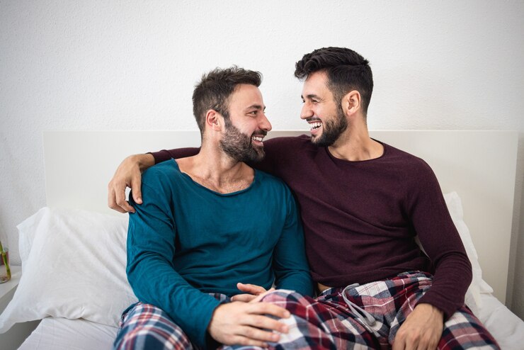Photo heureux couple d'hommes gais ayant des moments tendres ensemble à la maison - focus sur l'homme droit