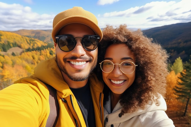 Heureux couple interracial randonnée automne saison en plein air