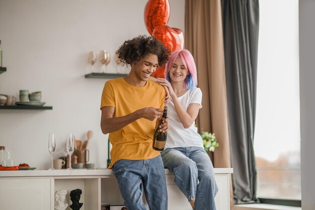 Heureux couple jeune couple dans la cuisine se sentant heureux et excité