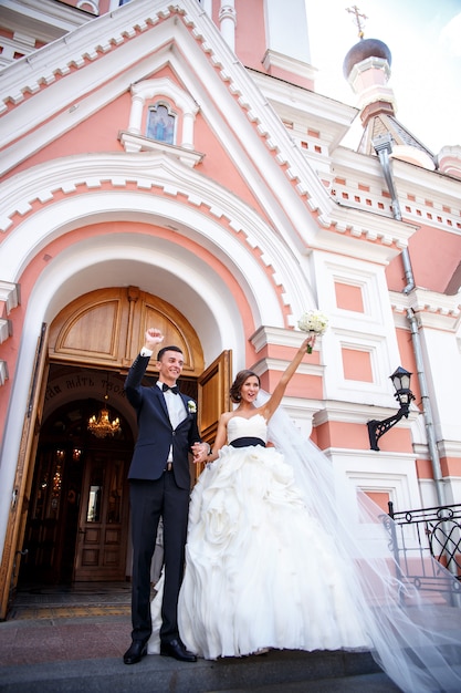 L&#39;heureux couple de jeunes mariés