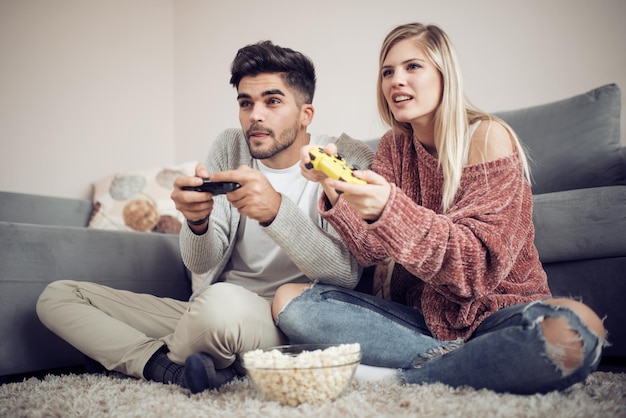 Heureux couple jouant à des jeux vidéo