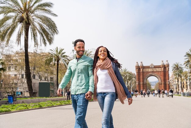 Heureux couple latino hispanique datant de l'extérieur