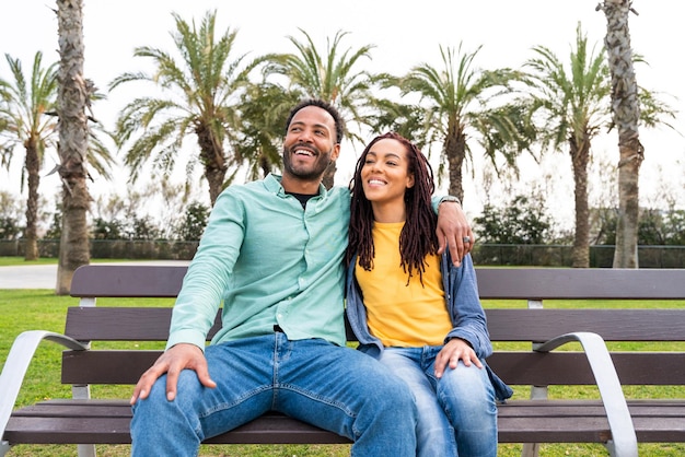 Heureux couple latino hispanique datant de l'extérieur