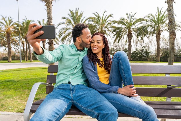 Heureux couple latino hispanique datant de l'extérieur