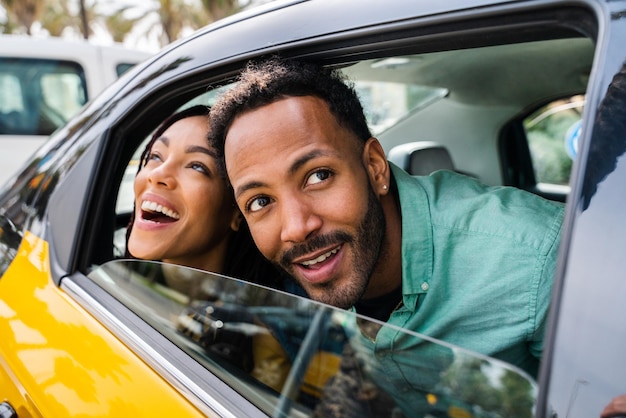 Heureux couple latino hispanique prenant un taxi