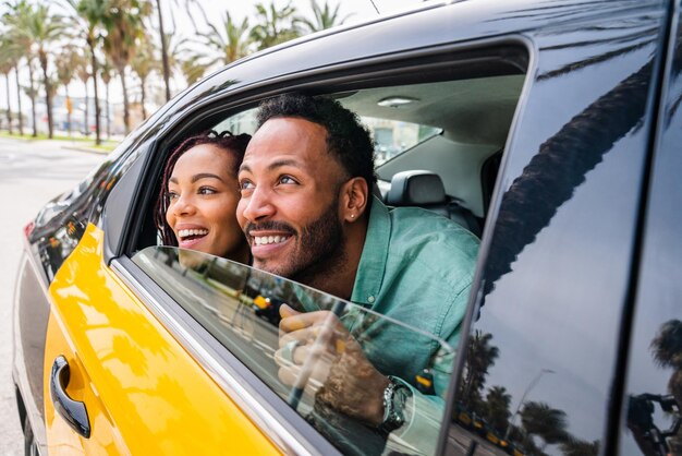 Heureux couple latino hispanique prenant un taxi