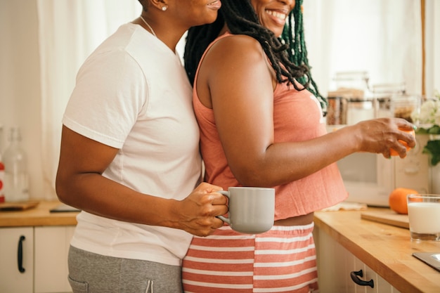 Heureux couple de lesbiennes dans la cuisine