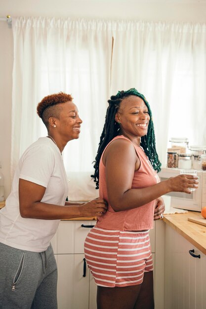 Heureux couple de lesbiennes dans la cuisine