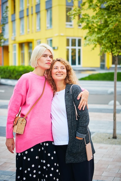 Heureux couple de lesbiennes enceintes à l'extérieur. Notion LGBT.