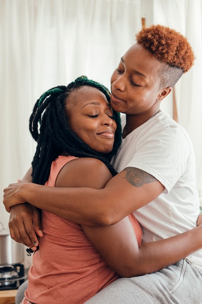 Photo heureux couple de lesbiennes se câlinant