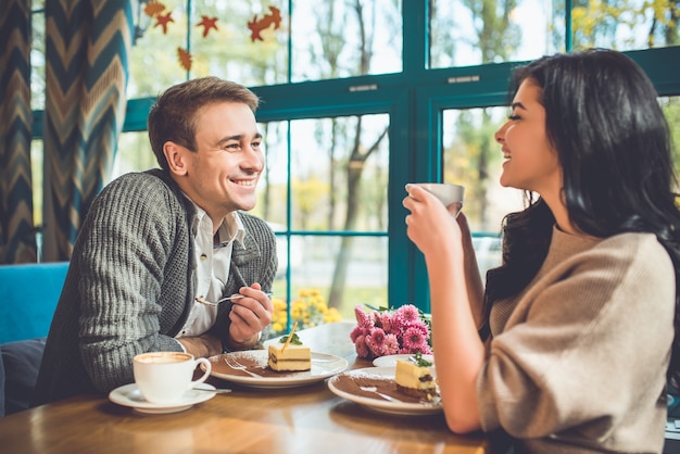 L'heureux couple mangeant un gâteau au café