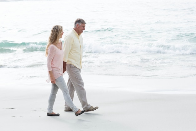 Heureux couple marchant au bord de la mer