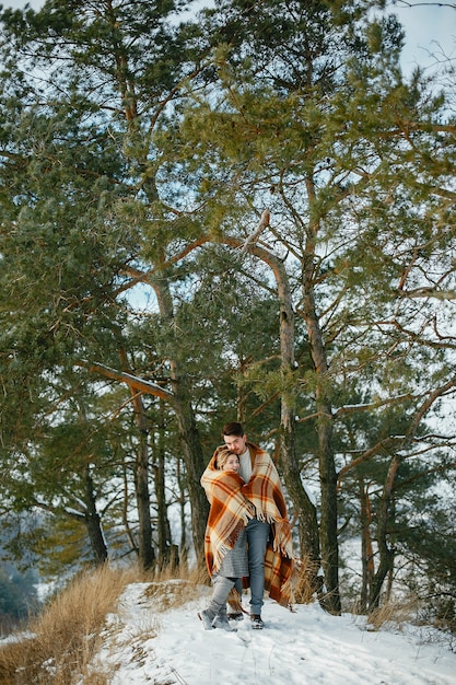 Heureux couple marchant dans le parc