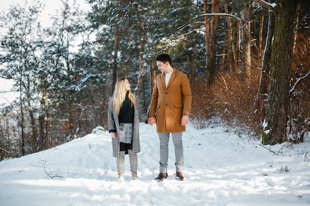 Heureux couple marchant dans le parc