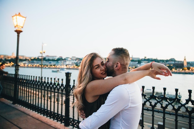 Heureux couple marchant dans la ville de nuit