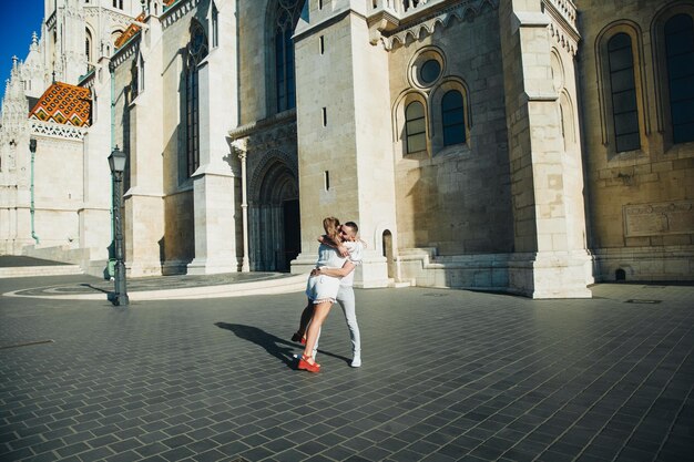 Heureux couple marchant dans la ville